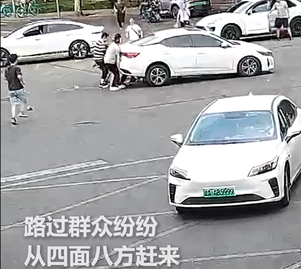 20秒生死营救！成都这群“抬车侠”太帅了